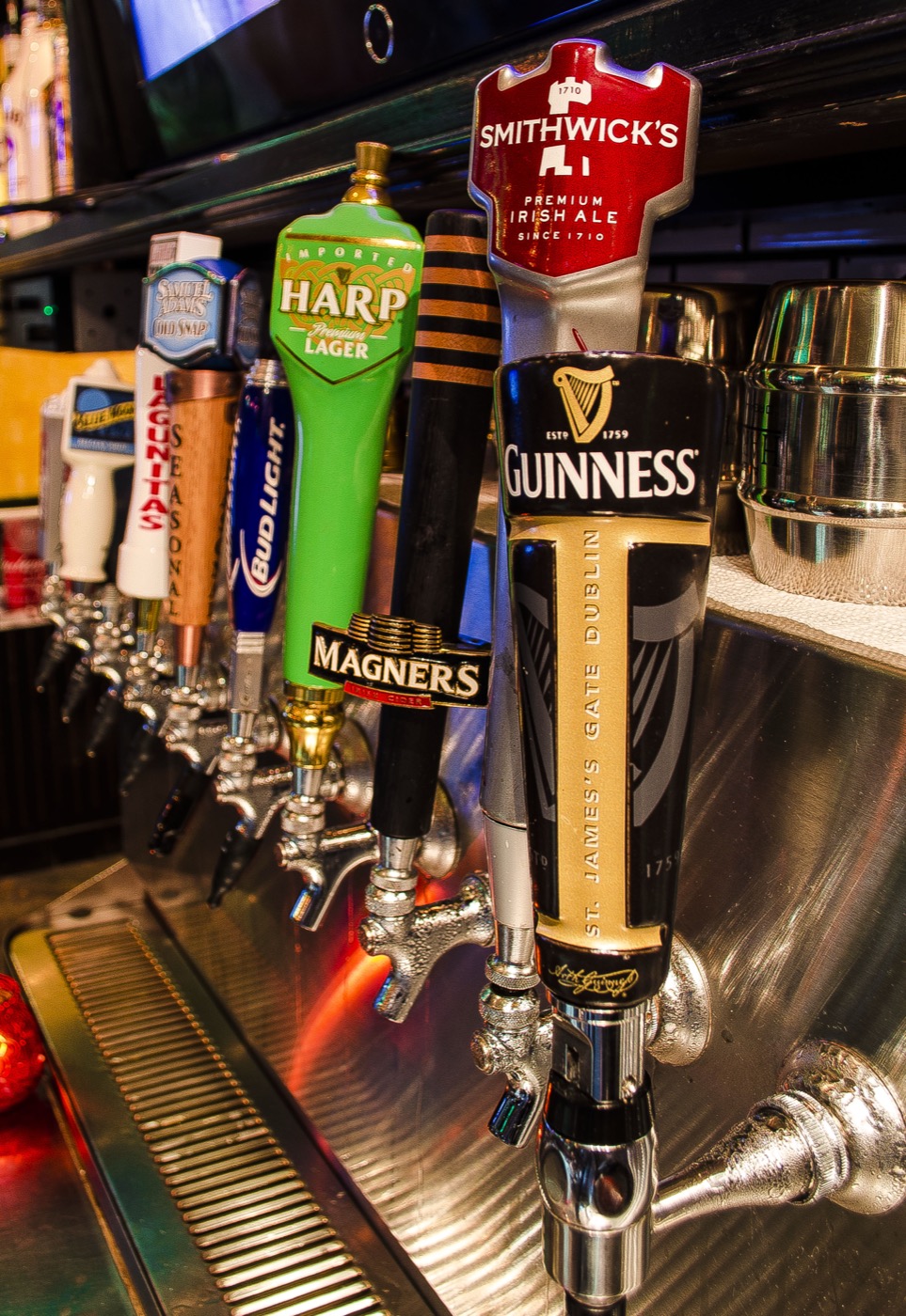 Pub dish paired with drinks